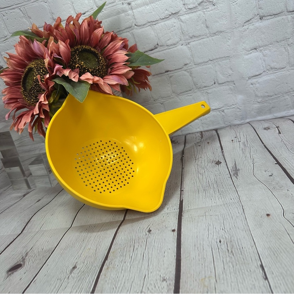 vtg retro Tupperware bright Yellow 1 qt Colander strainer double pour